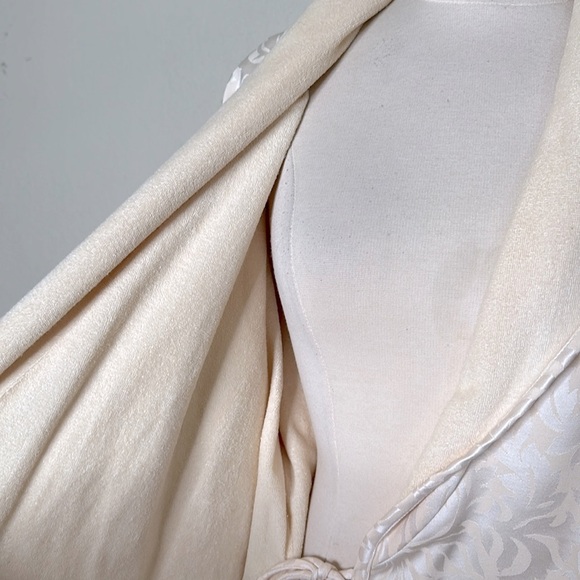 VTG Victoria’s Secret Gold Label Jacquard Lined Robe Dressing Gown Ivory SML - Picture 8 of 9